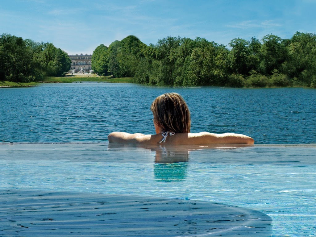La piscina Prienavera con vista sull’isola Herreninsel (Foto: © Prien Marketing GmbH)